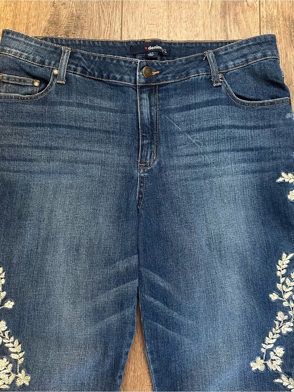 24/7 Women’s Embroidered Denim Jeans, Floral, Plus Size, Appliqué, Size 16W - Picture 4 of 13